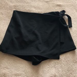Black skort! Goes perfect with crop top!